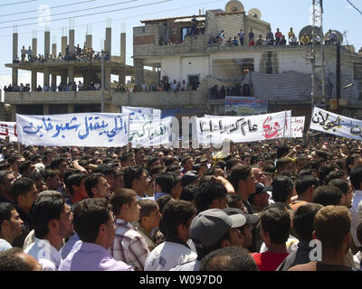 Anti siriano-governo manifestanti tenere una manifestazione di protesta per chiedere la fine di chiedere la fine del regime del Presidente Bashar al-Assad in Nawa, Darra city, Siria, il 6 maggio 2011. UPI Foto Stock