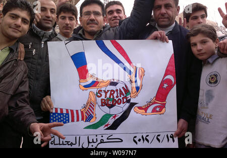 Dimostranti siriani tenere indicazioni durante una manifestazione di protesta contro la Siria il Presidente Bashar al-Assad in Kafranbel, Siria, 19 febbraio 2012. Opposizione siriana chiamato per la disobbedienza civile nella capitale Damasco, mentre l'Egitto ha ricordato il suo ambasciatore a Damasco, alla televisione di stato detto domenica, in ciò che sembrava essere la fase più recente di una serie di diplomatico arabo si muove per intensificare la pressione sul Presidente Bashar al-Assad, che sta cercando di schiacciare una rivolta popolare in Siria. UPI Foto Stock