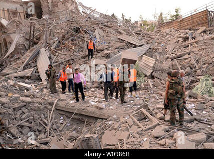 In questa foto rilasciata dai siriani agenzia ufficiale sana, esercito siriano soldati e soccorritori ispezionare la scena in cui più esplosioni di bombe colpiscono il centro di Aleppo, Siria il 3 ottobre 2012. L apparente suicidio auto di blasti nel governo controllato district è venuto in pochi minuti di ogni altro e ucciso almeno 40 persone. Alleppo Siria è la più grande città ed è sostanzialmente diviso a metà con i ribelli hanno il controllo della parte orientale e il governo ha il controllo della parte occidentale. UPI Foto Stock