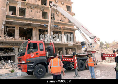 In questa foto rilasciata dai siriani agenzia ufficiale sana, Siriano funzionari ispezionare la scena in cui più esplosioni di bombe colpiscono il centro di Aleppo, Siria il 3 ottobre 2012. L apparente suicidio auto di blasti nel governo controllato district è venuto in pochi minuti di ogni altro e ucciso almeno 40 persone. Alleppo Siria è la più grande città ed è sostanzialmente diviso a metà con i ribelli hanno il controllo della parte orientale e il governo ha il controllo della parte occidentale. UPI Foto Stock