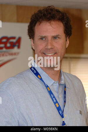 Attore Will Ferrell, Grand Marshall del Aarons 499 NASCAR Nextel Cup Series gara 30 aprile 2006, a Talladega Superspeedway di Talladega, Al., incontri con i media prima della partenza della gara. Ferrell è la stella del prossimo rilascio di stock-car-racing commedia film, 'Talladega Nights: La ballata di Ricky Bobby." (UPI foto/John Dickerson) Foto Stock