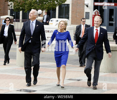 Morsa democratico-candidato presidenziale Sen. Joe Biden (D-DE) (L) sua moglie Jill (C) e il Sen. Bill Nelson (D-FL) arrivano a un rally della campagna per il candidato presidenziale democratico Sen. Barack Obama (D-il) a Florida State University di Tallahassee, Florida il 2 novembre 2008. (UPI foto/Mark Wallheiser) Foto Stock
