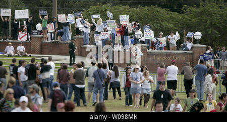 I sostenitori del candidato presidenziale repubblicano John McCain (R-AZ) protesta democratica come vice-candidato presidenziale Joe Biden parla in un rally a Florida State University di Tallahassee, Florida il 2 novembre 2008. (UPI foto/Mark Wallheiser) Foto Stock