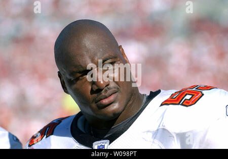 Tampa Bay Buccaneers' linebacker Derrick Brooks (55) orologi dall'emarginare prima del tempo di emisaturazione contro Kansas City Chiefs presso Raymond James Stadium nov. 7, 2004 a Tampa, in Florida. I bucanieri battere i capi 34-31. (UPI foto/Cathy Kapulka) Foto Stock