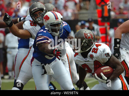 Tampa Bay Buccaneers' running back Carnell "Cadillac" Williams (24) avanza la palla come Buffalo Bills' linebacker Takeo Spikes (51) cerca di fermare lui durante il primo quarto di azione a Raymond James Stadium sett. 18, 2005 a Tampa, FL. Williams ha terminato la giornata con 98 cantieri impetuoso. I bucanieri battere le bollette 19-3 e sono ora 2-0. (UPI foto/Cathy Kapulka) Foto Stock