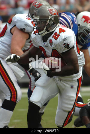 Tampa Bay Buccaneers' running back Carnell "Cadillac" Williams (24) aveva 98 rushing yard in una partita contro le fatture della Buffalo presso Raymond James Stadium sett. 18, 2005 a Tampa, FL. Le bollette' offesa collettivamente aveva 54 rushing yard in generale. I bucanieri battere le bollette 19-3 e sono ora 2-0. (UPI foto/Cathy Kapulka) Foto Stock