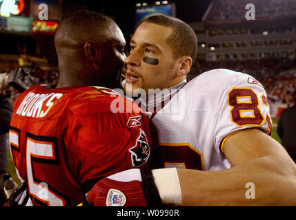 Tampa Bay Buccaneers' linebacker Derrick Brooks (sinistra) abbracci Washington Redskins' wide receiver James Thrash (destra) dopo le pellerosse battere i bucanieri 17-10 presso Raymond James Stadium Gennaio 7, 2006 a Tampa, FL. (UPI foto/Cathy Kapulka) Foto Stock