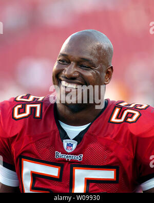 Tampa Bay Buccaneers' linebacker Derrick Brooks orologi dall'emarginare durante una partita contro la New York getti alla Raymond James Stadium di Tampa, Florida il 11 agosto 2006. I bucanieri battere i getti 16-3. (UPI foto/Cathy Kapulka) Foto Stock