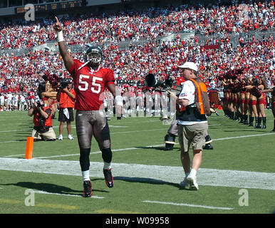 Tampa Bay Buccaneers' linebacker Derrick Brooks (55) dà la folla il numero uno segno prima di una partita contro i New Orleans Saints. Brooks ha rotto il Buccaneers' all-time-games-giocato record con 184 partite giocate. I bucanieri perso a New Orleans Saints 31-14 presso Raymond James Stadium di Tampa, Florida il 5 novembre 2006. (UPI foto/Cathy Kapulka) Foto Stock