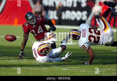 Tampa Bay Buccaneers' Carnell "Cadillac" Williams (24) gira verso la palla dopo un passaggio incompleto come Washington Redskins' corner spalle Shawn molle (24) e Carlos Rogers (22) tentare di prenderlo al Raymond James Stadium di Tampa, Florida il 19 novembre 2006. I bucanieri sbattere le pellerosse 20-17. (UPI foto/Cathy Kapulka) Foto Stock