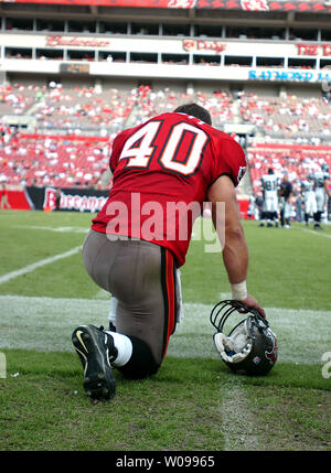 Tampa Bay Buccaneers' fullback Mike Alstott (40) appoggia con un solo pochi minuti per andare contro i Seattle Seahawks presso Raymond James Stadium di Tampa, Florida il 31 dicembre 2006. Il Seahawks battere i bucanieri 23-7. Alstott. Il contratto è terminato e alcuni ipotizzano questa potrebbe essere la sua ultima partita con i Bucanieri. "Io non so cosa succederà,' Alstott detto. "Io amo i tifosi che ha sostenuto la mia carriera. Voglio solo dire grazie, grazie. È stata una grande corsa." (UPI foto/Cathy Kapulka) Foto Stock