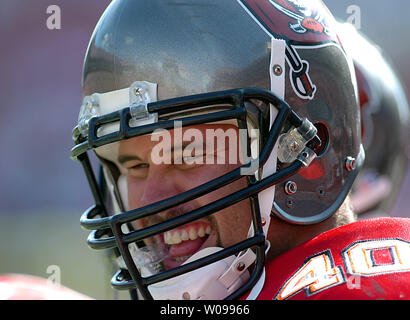 Tampa Bay Buccaneers' fullback Mike Alstott (40) parla di un compagno di squadra sul collaterale presso Raymond James Stadium di Tampa, Florida il 31 dicembre 2006. Il Seahawks battere i bucanieri 23-7. Alstott. Il contratto è terminato e alcuni ipotizzano questa potrebbe essere la sua ultima partita con i Bucanieri. "Io non so cosa succederà,' Alstott detto. "Io amo i tifosi che ha sostenuto la mia carriera. Voglio solo dire grazie, grazie. È stata una grande corsa." (UPI foto/Cathy Kapulka) Foto Stock