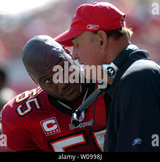 Tampa Bay Buccaneers' linebacker Derrick Brooks (55) parla di coordinatore difensivo, Monte Kiffin, come i bucanieri Beat the Washington Redskins 19-13 presso Raymond James Stadium di Tampa, Florida il 25 novembre 2007. (UPI foto/Cathy Kapulka) Foto Stock
