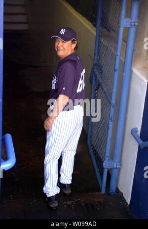 Il comico Billy Crystal, indossa il suo ufficiale di New York Yankees jersey, capi di spogliatoio dopo la firma di un contratto di gioco con il team di leggende' Campo a Tampa, Florida il 12 marzo 2008. Crystal farà girare 60 su 14 Marzo, ed era il suo compleanno e desidera diventare un New York Yankee membro del team. (UPI foto/Cathy Kapulka) Foto Stock