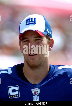 New York Giants' quarterback Eli Manning pause tra svolge durante una partita contro il Tampa Bay Buccaneers presso Raymond James Stadium di Tampa il 27 settembre 2009. I Giganti e battere il Buccaneers 24-0. UPI/Cathy Kapulka Foto Stock