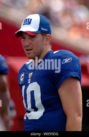 New York Giants' quarterback Eli Manning pause tra svolge durante una partita contro il Tampa Bay Buccaneers presso Raymond James Stadium di Tampa il 27 settembre 2009. I Giganti e battere il Buccaneers 24-0. UPI/Cathy Kapulka Foto Stock