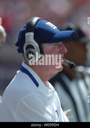 New York Giants' head coach Tom Coughlin pause tra svolge durante una partita contro il Tampa Bay Buccaneers presso Raymond James Stadium di Tampa il 27 settembre 2009. I Giganti e battere il Buccaneers 24-0. UPI/Cathy Kapulka Foto Stock