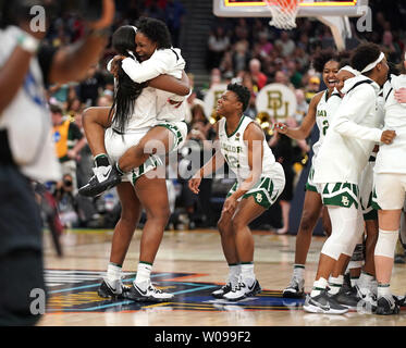 Membri del Baylor Lady porta celebrare dopo aver sconfitto il Oregon Ducks 72-67 durante la semifinale partita del 2019 NCAA femminile torneo di basket a Amalie Arena a Tampa, Florida il 5 aprile 2019. Foto di Kevin Dietsch/UPI Foto Stock