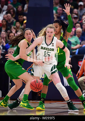 Baylor Lady porta avanti Lauren Cox (15) combatte per la palla con Oregon Ducks guard Maite Cazorla (5) durante la semifinale partita del 2019 NCAA femminile torneo di basket a Amalie Arena a Tampa, Florida il 5 aprile 2019. Baylor sconfitto Oregon 72-67. Foto di Kevin Dietsch/UPI Foto Stock