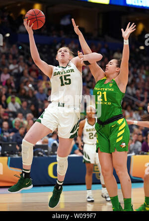 Baylor Lady porta avanti Lauren Cox (15) spara contro Oregon Ducks avanti Erin Boley (21) durante la semifinale partita del 2019 NCAA femminile torneo di basket a Amalie Arena a Tampa, Florida il 5 aprile 2019. Baylor sconfitto Oregon 72-67. Foto di Kevin Dietsch/UPI Foto Stock