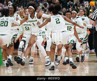 Membri del Baylor Lady porta celebrare dopo aver sconfitto il Oregon Ducks 72-67 durante la semifinale partita del 2019 NCAA femminile torneo di basket a Amalie Arena a Tampa, Florida il 5 aprile 2019. Foto di Kevin Dietsch/UPI Foto Stock