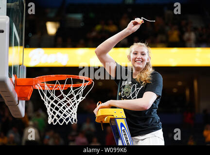 Baylor Lady porta avanti Lauren Cox (15) taglia verso il basso della rete dopo la signora Baylor Bears sconfitto il Notre Dame Fighting Irish 82-81 per vincere il 2019 NCAA donna Basket Campionato Nazionale dell'Amalie Arena a Tampa, Florida il 7 aprile 2019. Foto di Kevin Dietsch/UPI Foto Stock