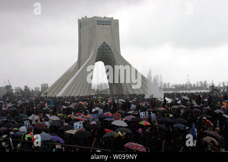 Iraniani assistere ad una dimostrazione di marcatura del XXVI anniversario della rivoluzione islamica 1979 che rovesciò il pro-STATI UNITI Shah Mohammad Reza Pahlavi in Azadi (Libertà) street, a Teheran il 10 febbraio 2005. (UPI foto/Ali Khaligh) Foto Stock