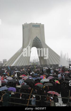 Iraniani assistere ad una dimostrazione di marcatura del XXVI anniversario della rivoluzione islamica 1979 che rovesciò il pro-STATI UNITI Shah Mohammad Reza Pahlavi in Azadi (Libertà) street, a Teheran il 10 febbraio 2005. (UPI foto/Ali Khaligh) Foto Stock