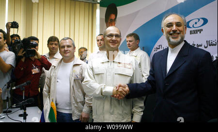 Atomico iraniano chief Ali-Akbar Salehi (R) stringe la mano con il russo energia nucleare chief Sergei Sergei Kiriyenko come l'Iran la prima centrale nucleare è aperto da iraniano e gli ingegneri russi in Bushehr, Iran, a sud di Tehran on August 21.2010. La Russia ha affermato la volontà di salvaguardare la pianta per evitare che il materiale dal sito di essere usato per fare le bombe nucleari. UPI/Maryam Rahmanian Foto Stock