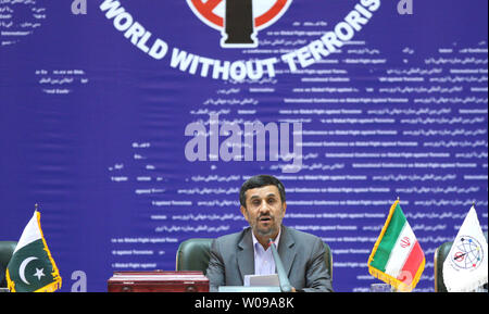 Il presidente dell'Iran Mahmoud Ahmadinejad offre il suo intervento durante la conferenza internazionale sulla lotta globale contro il terrorismo a Tehran, Iran il 25 giugno 2011. UPI/Maryam Rahmanian Foto Stock