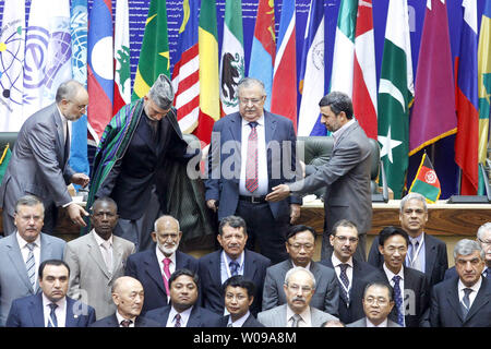 (In alto a sinistra) ministro degli Esteri iraniano Ali Akbar Salehi, il Presidente afgano Hamid Karzai, dell'Iraq il presidente Jalal Taliban e il Presidente dell'Iran Mahmoud Ahmadinejad preparare per il gruppo foto riprese durante la conferenza internazionale sulla lotta globale contro il terrorismo a Tehran, Iran il 25 giugno 2011. UPI/Maryam Rahmanian Foto Stock