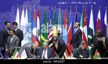 Il presidente dell'Iran Mahmoud Ahmadinejad (L),dell'Iraq il presidente Jalal Taliban e il Presidente afgano Hamid Karzai a partecipare alla conferenza internazionale sulla lotta globale contro il terrorismo a Tehran, Iran il 25 giugno 2011. UPI/Maryam Rahmanian Foto Stock