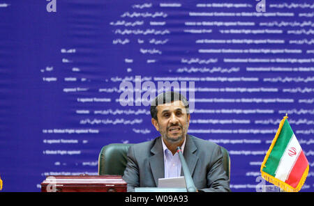 Il presidente dell'Iran Mahmoud Ahmadinejad offre il suo discorso alla Conferenza internazionale sulla lotta globale contro il terrorismo a Tehran, Iran il 25 giugno 2011. UPI/Maryam Rahmanian Foto Stock