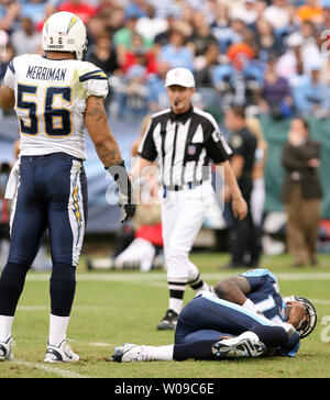 Tennessee Titans quarterback Vince Young (10) fissa a terra nel dolore dopo un colpo dal San Diego Chargers linebacker Shawne Merriman (56) in campo LP a Nashville, nel Tennessee il 09 dicembre 2007. Il caricabatterie ha sconfitto i Titani in 23-17 ore di lavoro straordinario. (UPI foto/Frederick Breedon IV) Foto Stock