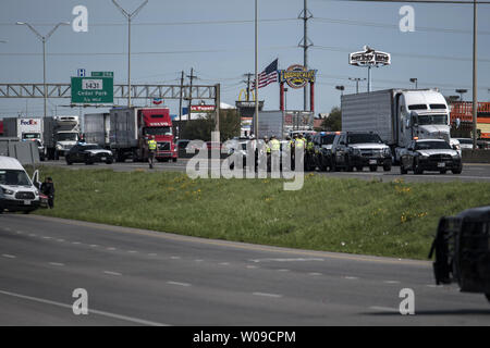 Applicazione della legge e i veicoli di emergenza bloccare la scena in cui sospetti di Austin bombardiere seriale, Mark Conditt venne ucciso all'inizio mercoledì mattina di Round Rock, in Texas, il 21 marzo 2018. Conditt venne ucciso all'inizio mercoledì mattina. La polizia aveva chiuso in quando appare Conditt disattivare un dispositivo esplosivo dentro il suo veicolo. Un intenso, tre settimane di manhunt in una serie di attentati che hanno terrorizzato Austin, Tex., è venuto a un esplosivo fine mercoledì quando il sospetto, un 23-anno-vecchio uomo disoccupati che era stato studente presso una comunità locale college, ha spinto in un fosso e si fece esplodere. Foto di S Foto Stock