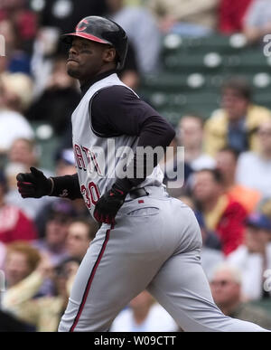 Cincinnati Reds outfielder Ken Griffey Jr orologi la sua palla dopo aver colpito un doppio contro il Chicago Cubs nel primo inning Lunedi, Aprile 18, 2004 at Wrigley Field a Chicago, Illinois. (UPI foto/Tannen Maury) Foto Stock