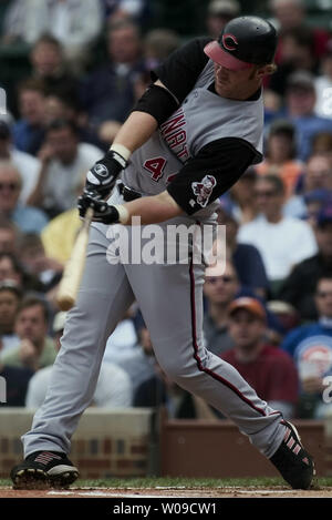 Cincinnati Reds outfielder Adam Dunn di blasti un doppio il punteggio di squadra Ken Griffey Jr off Chicago Cubs pitcher Matt Clemente nel primo inning Lunedi, Aprile 18, 2004 at Wrigley Field a Chicago, Illinois. (UPI foto/Tannen Maury) Foto Stock