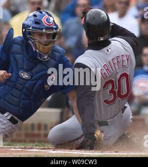 Cincinnati Reds outfielder Ken Griffey Jr punteggi prima del tentativo di tag da Chicago Cubs catcher Micharl Barrett (sinistra) nel primo inning Lunedi, Aprile 18, 2004 at Wrigley Field a Chicago, Illinois. (UPI foto/Tannen Maury) Foto Stock