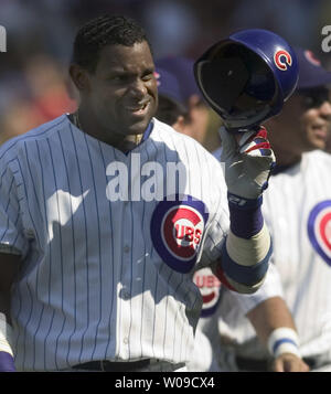 Chicago Cubs ouitfielder Sammy Sosa suggerimenti il suo casco di ovatta per i tifosi dopo aver colpito un gioco vincente home run contro Houston Astros nel decimo inning a Wrigley Field a Chicago, Illinois, giovedì 1 luglio 2004. Il long ball diede i Cubs a 5-4 win. (UPI foto/Tannen Maury) Foto Stock