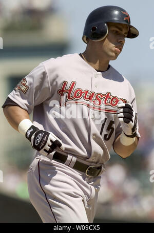 Houston Astros outfielder Carlos Beltran tornate le basi dopo aver colpito un home run contro il Chicago Cubs nella sesta inning a Wrigley Field a Chicago, Illinois, giovedì 1 luglio 2004. I Cubs è venuto da dietro nel decimo inning per vincere 5-4. (UPI foto/Tannen Maury) Foto Stock