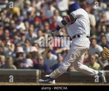 Chicago Cubs outfielder Sammy Sosa puzza un gioco vincente home run contro Houston Astros nel fondo del decimo inning a Wrigley Field a Chicago, Illinois, giovedì 1 luglio 2004. Il long ball diede i Cubs a 5-4 win. (UPI foto/Tannen Maury) Foto Stock