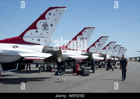 La United States Air Force Thunderbirds arrivati in Patrick Air Force Base nei pressi di Cocoa Beach, Florida il 21 marzo 2013. La manifestazione aerea team è programmato per eseguire al Tico Warbird Air Show presso lo Space Coast aeroporto regionale in Titusville durante tutto il weekend. In risposta alle azioni di sequestro da parte del governo degli Stati Uniti, l'Air Force e il combattimento aereo il comando i funzionari hanno deciso di annullare tutti i restanti antenna team di dimostrazione Air Show come attività del 1 aprile. Il team di volo condurrà le loro prestazioni finali per l'anno durante questo weekend di attività. .UPI/Joe ma Foto Stock