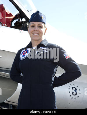 La United States Air Force Thunderbirds membro di equipaggio, Caroline Jensen, arrivati in Patrick Air Force Base in Florida il 21 marzo 2013. La signora Jensen, mosche aeromobile #3 come "l'Ala Destra' con l'antenna team di dimostrazione che è programmato per eseguire al Tico Warbird Air Show presso lo Space Coast aeroporto regionale in Titusville durante tutto il weekend. In risposta alle azioni di sequestro da parte del governo degli Stati Uniti, l'Air Force e il combattimento aereo il comando i funzionari hanno deciso di annullare tutti i restanti antenna team di dimostrazione Air Show come attività del 1 aprile. Il team di volo sarà condotta loro aletta Foto Stock