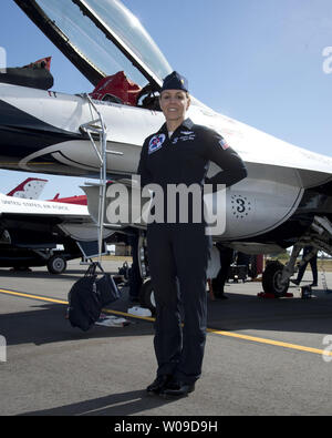 La United States Air Force Thunderbirds membro di equipaggio, Caroline Jensen, arrivati in Patrick Air Force Base in Florida il 21 marzo 2013. La signora Jensen potrà volare aerei #3 come "l'Ala Destra' con l'antenna team di dimostrazione che è programmato per eseguire al Tico Warbird Air Show presso lo Space Coast aeroporto regionale in Titusville dal Mar 22-24. In risposta alle azioni di sequestro da parte del governo degli Stati Uniti, l'Air Force e il combattimento aereo il comando i funzionari hanno deciso di annullare tutti i restanti antenna team di dimostrazione Air Show come attività del 1 aprile. Il team di volo sarà condotta loro finale per Foto Stock