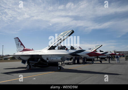 La United States Air Force Thunderbirds arrivati in Patrick Air Force Base in Florida il 21 marzo 2013. La manifestazione aerea team è programmato per eseguire al Tico Warbird Air Show presso lo Space Coast aeroporto regionale in Titusville durante tutto il weekend di marzo 22-24. In risposta alle azioni di sequestro da parte del governo degli Stati Uniti, l'Air Force e il combattimento aereo il comando i funzionari hanno deciso di annullare tutti i restanti antenna team di dimostrazione Air Show come attività del 1 aprile. Il team di volo condurrà le loro prestazioni finali per l'anno durante questo weekend di attività. .UPI/Joe Mari Foto Stock