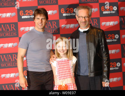 La "guerra dei mondi" squadra arriva per il premier giapponese a Tokyo il 13 giugno 2005. (L-R): Tom Cruise(L), Dakoto Fanning (C) e Steven Spielberg (R). (UPI foto/Keizo Mori) Foto Stock