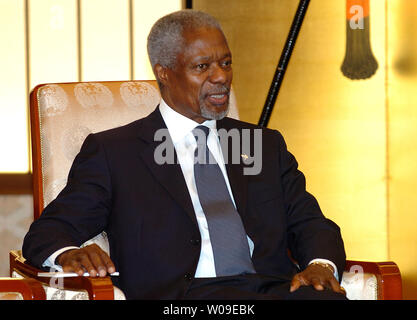 Kofi Annan, U.N. Il segretario generale risponde con Taro Aso, il Giappone del ministro degli Affari esteri, a Tokyo in Giappone, il 17 maggio 2006. (UPI foto/Keizo Mori) Foto Stock