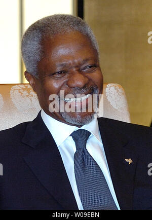 Kofi Annan, U.N. Il segretario generale risponde con Taro Aso, il Giappone del ministro degli Affari esteri, a Tokyo in Giappone, il 17 maggio 2006. (UPI foto/Keizo Mori) Foto Stock