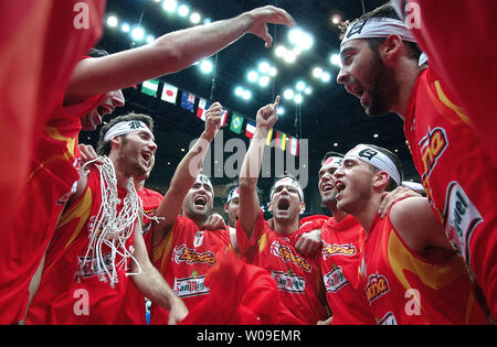 Giocatori spagnoli celebrano il loro medaglia d'oro la vittoria nelle finali di sconfiggere la Grecia 70-47 al mondo FIBA campionato di pallacanestro, in Saitama, Giappone il 3 settembre 2006. (UPI foto/Keizo Mori) Foto Stock