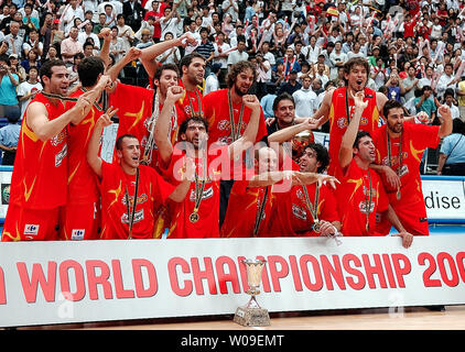 Giocatori spagnoli celebrano il loro medaglia d'oro la vittoria nelle finali di sconfiggere la Grecia 70-47 al mondo FIBA campionato di pallacanestro, in Saitama, Giappone il 3 settembre 2006. (UPI foto/Keizo Mori) Foto Stock